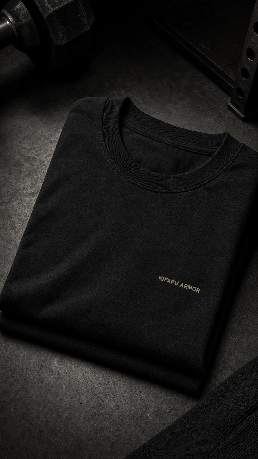 Camiseta oversized preta Kifaru Armor dobrada em fotografia premium de catálogo